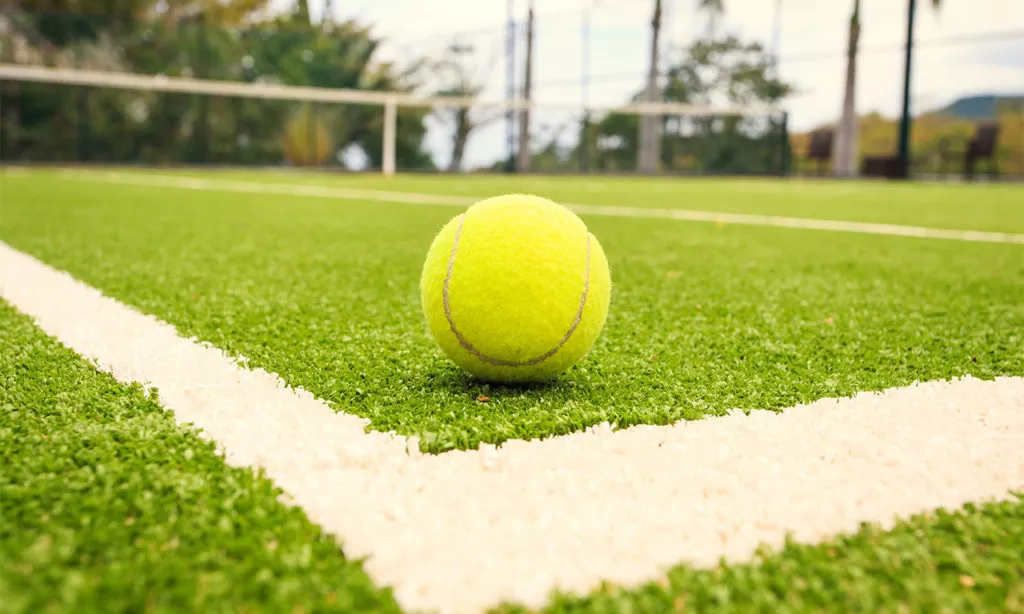 Cancha de tenis de superficie sintética